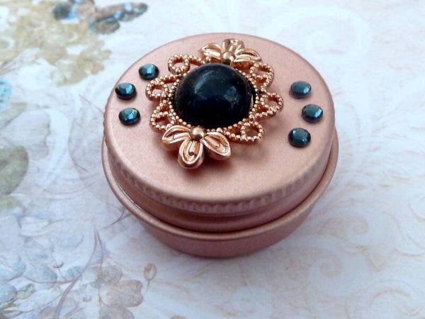 Kleine Dose aus Metall mit Lapis Lazuli Edelstein Cabochon, rotgold