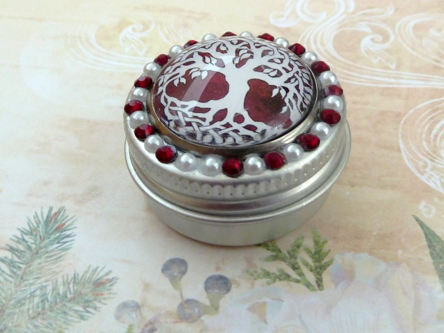 Kleine Dose aus Metall mit keltischem Baum Motiv, rot weiß silberfarben,