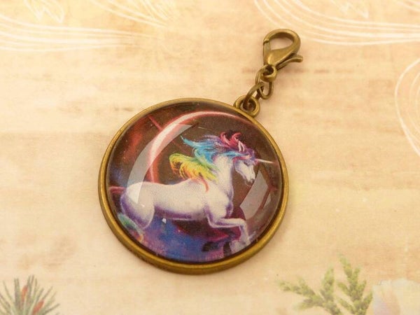 Großer Schmuckanhänger mit Einhorn Motiv, lila weiß bronzefarben, vielseitig anwendbar
