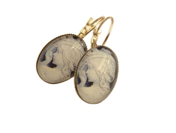 Schlichte Ohrringe mit Dame Motiv blau weiß silberfarben, vintage Stil Schmuck,