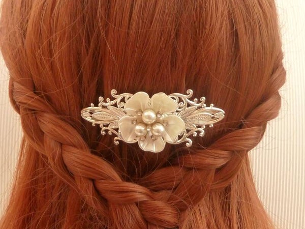 Verzierte Haarspange mit großer 3D Blüte weiß silberfarben, Perlen Ornament,