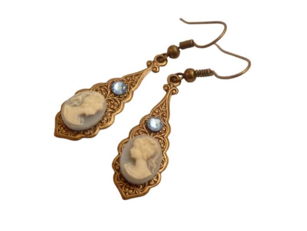Filigrane Tropfen Ohrringe mit Kamee mit Dame blau bronze oxidierte Messingornamente
