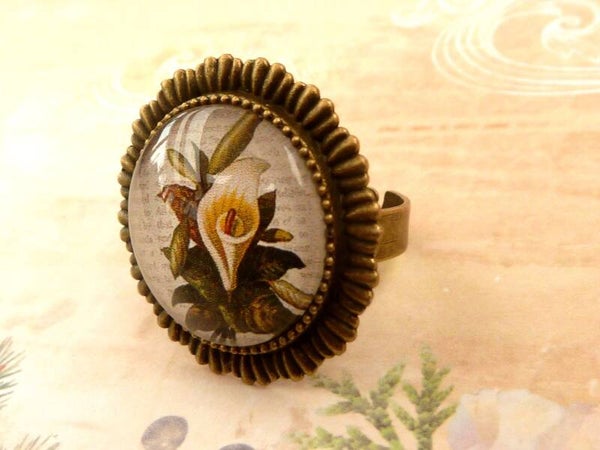 Großer Ring mit Calla Motiv grün bronzefarben Statement Schmuck