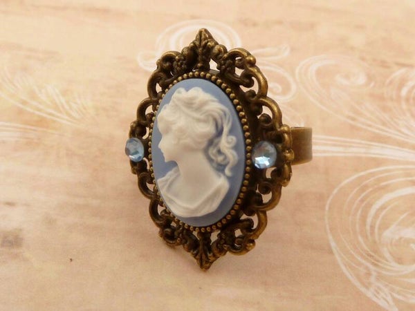 Ovaler Ring mit Kamee blau bronzefarben feine Verzierungen