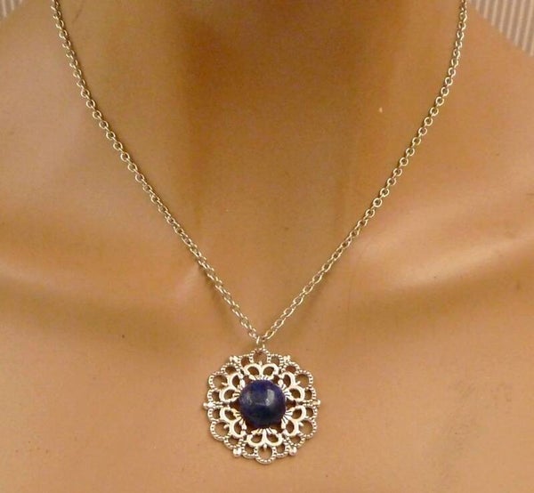 Filigrane Edelstein Halskette mit Lapislazuli Cabochon dunkelblau silberfarben