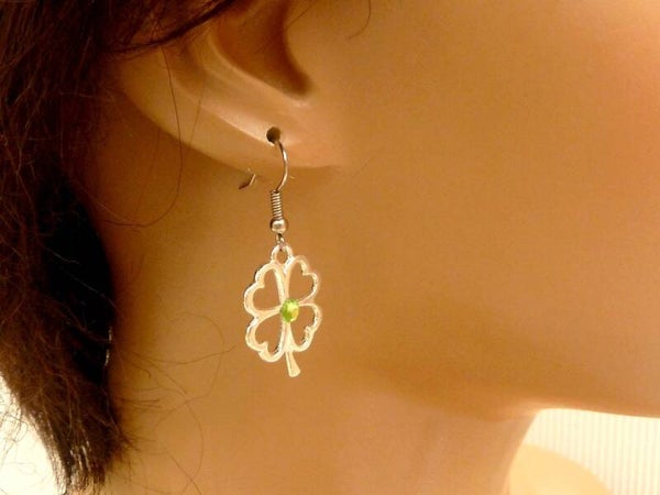 Glücksbringer Ohrringe mit vierblättrigem Kleeblatt grün silberfarben Irland Stil Schmuck