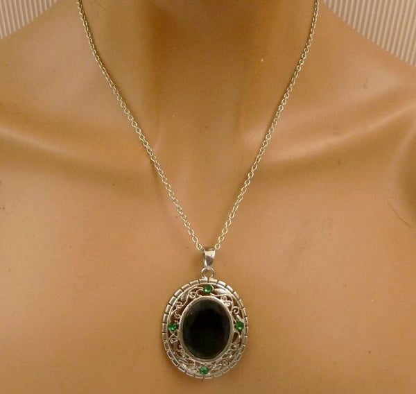 Große Halskette mit Glasschmuckstein dunkelgrün silberfarben edle Verschnörkelungen Schmuck für jeden Tag