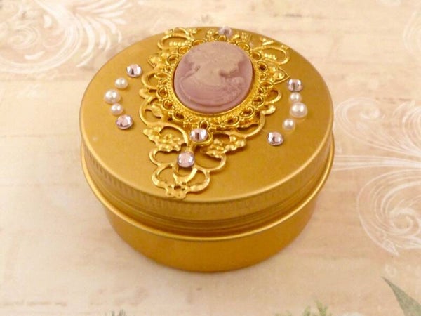 Barocke Dose aus Metall mit Kamee mit Dame und Goldgeflecht Perlen perlmuttgold Schmuckdose, Pillendose,