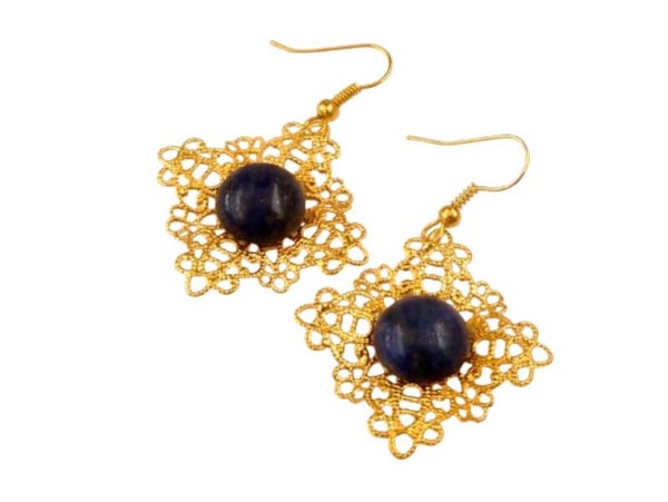 Filigrane Edelstein Ohrringe goldfarben mit Lapislazuli Edelstein Cabochons;