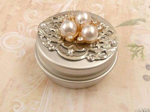 Kleine Dose aus Metall mit filigranem Ornament, Perlen und klaren Strass Chatons silber