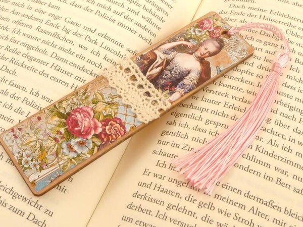 Nostalgisches Lesezeichen aus Holz mit Barockdame und Rosen Geschenkidee