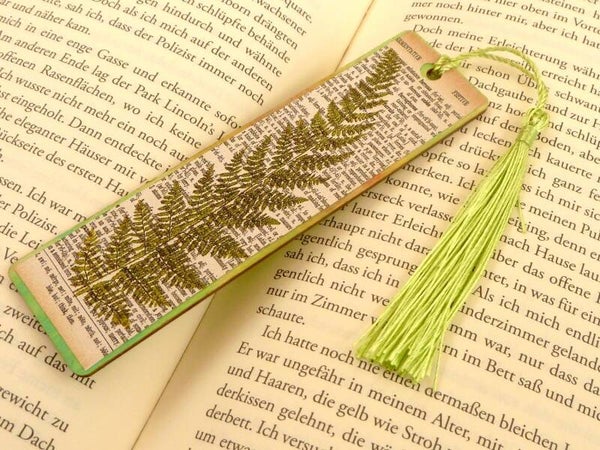 Lesezeichen aus Holz mit Farn auf Wörterbuch Motiv Geschenkidee beste Freundin