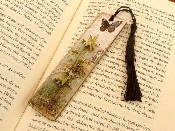Lesezeichen aus Holz mit Grünpflanze und Schmetterling Motiv Geschenkidee