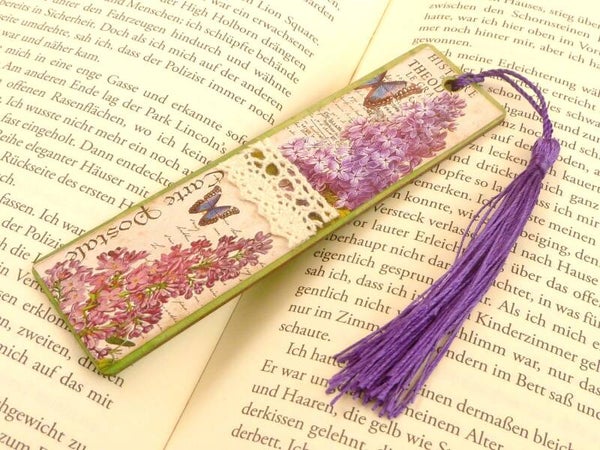 Sommerliches Lesezeichen aus Holz mit lila Blüten und Schmetterlingen Geschenkidee beste Freundin