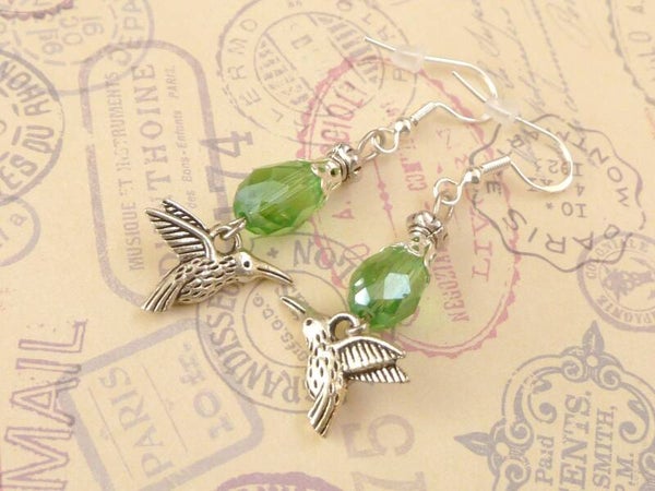 Niedliche Ohrringe mit Kolibri Ornamenten silberfarben und grünen Glastropfen mit 925er Sterling Silber Ohrhaken
