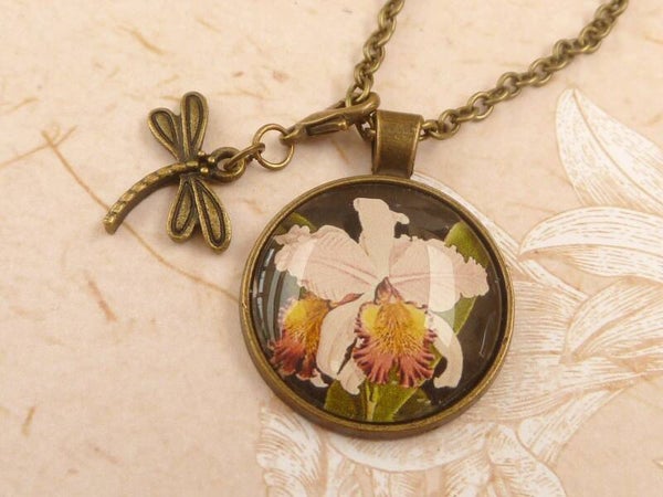 Sommerliche Halskette mit Orchidee Design und abnehmbarem Libelle Charm bronzefarben