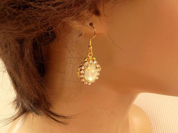 Elegante Ohrringe mit facettierten Schmucksteinen opalweiß goldfarben