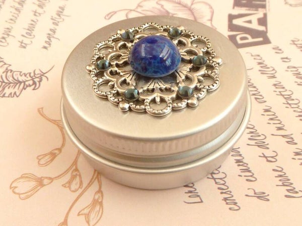 Kleine Dose aus Metall mit Ornament und Schmuckstein dunkelblau silberfarben