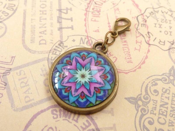 Mittelgroßer Schmuckanhänger mit Mandala Motiv in blau-pink bronzefarben