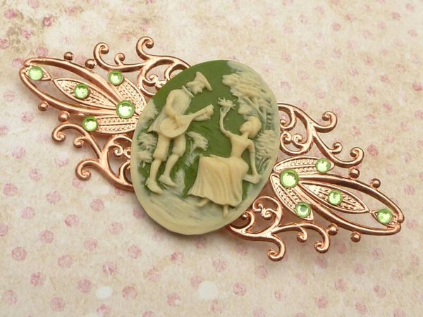 Große Brosche mit Kamee Galan und Dame grün rotgoldfarben Dekolletéschmuck