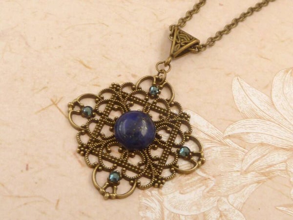 Edelstein Halskette mit Lapis Lazuli filigranes Ornament in eckiger Form Unikat Schmuck