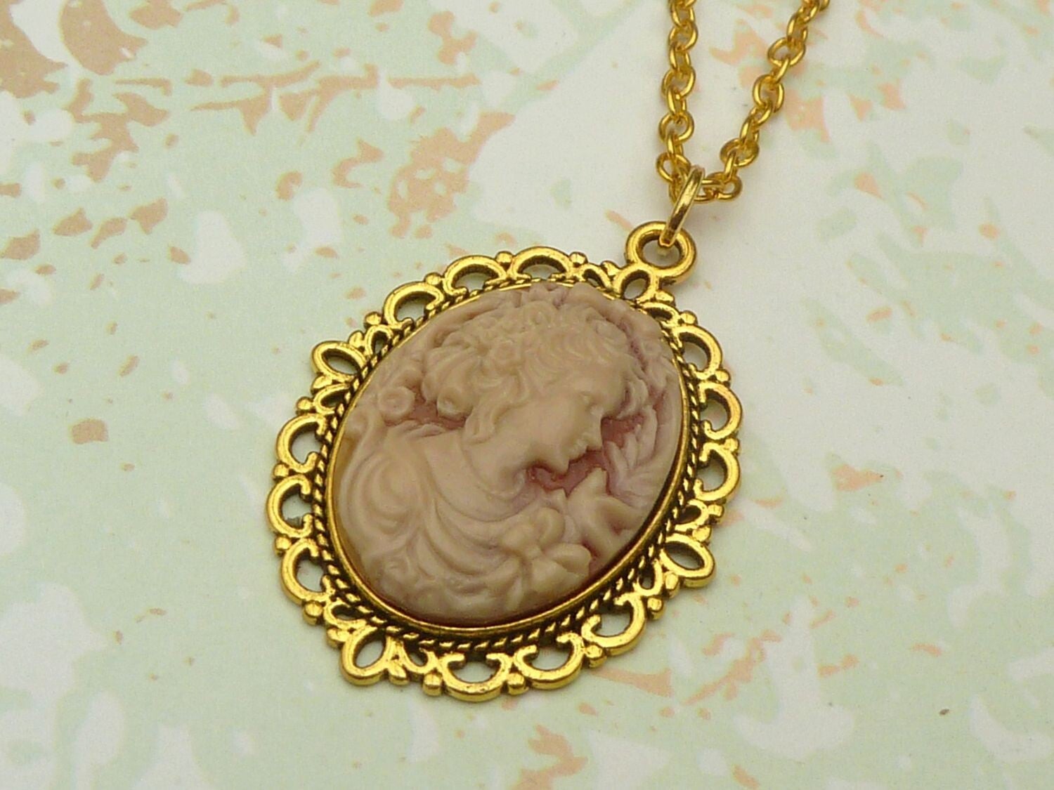 Halskette im Antik Stil mit Kamee rot creme goldfarben Schmuck für historische Events