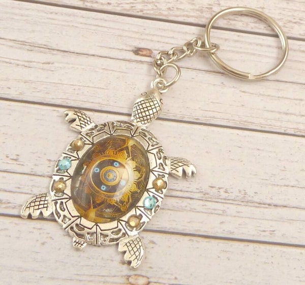 Großer Schlüsselanhänger mit Schildkröte Ornament und Steampunk Motiv