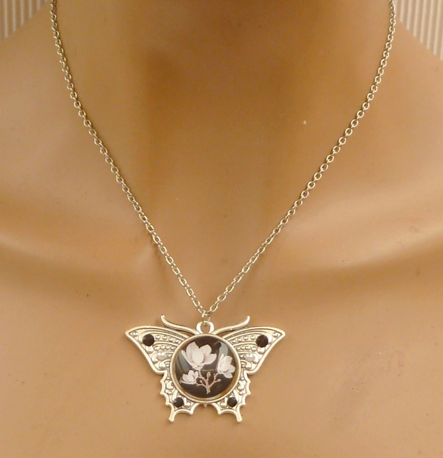 Sommerliche Halskette mit Schmetterling und Magnolien Motiv schwarz silberfarben