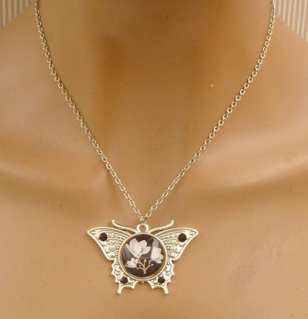 Sommerliche Halskette mit Schmetterling und Magnolien Motiv schwarz silberfarben