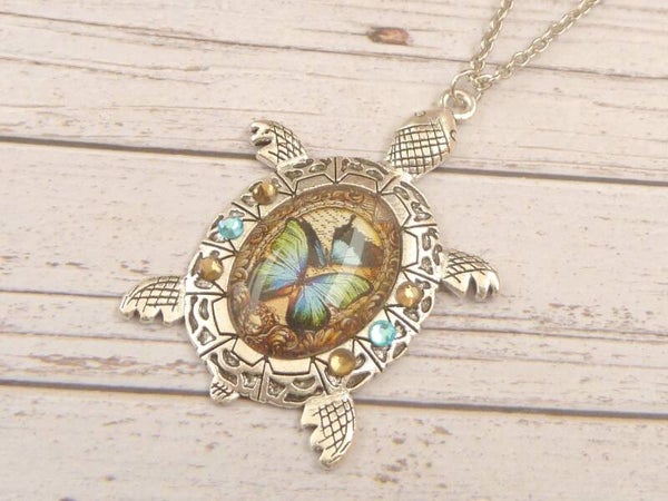 Exklusive Halskette mit Schildkröte Ornament und Schmetterling Glascabochon