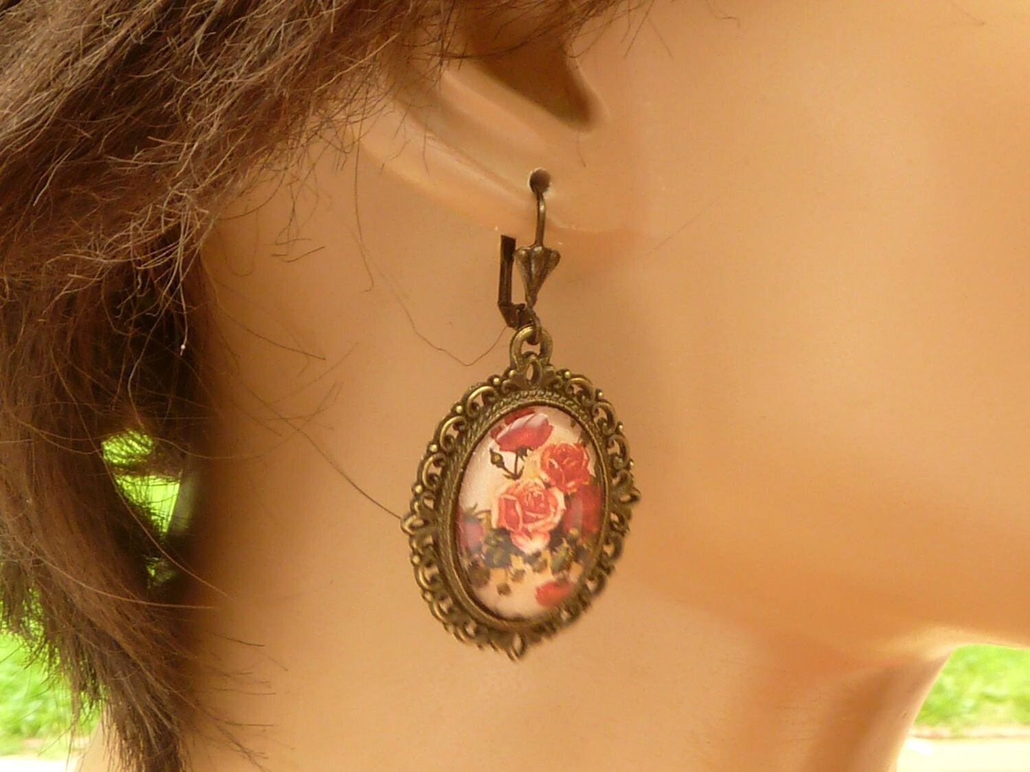 Sommerliche Ohrringe mit Rosen Motiv rot bronzefarben