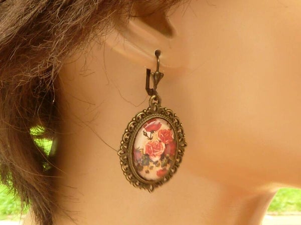 Sommerliche Ohrringe mit Rosen Motiv rot bronzefarben