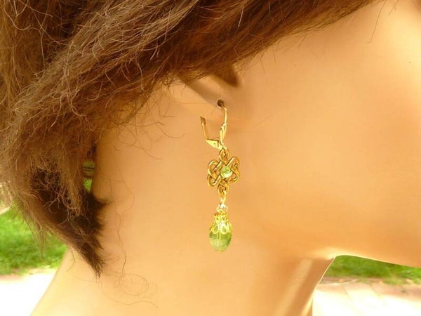Irland Ohrringe grün goldfarben mit keltischen Knoten Ornamenten verschließbare Ohrbrisuren 24 Karat vergoldet