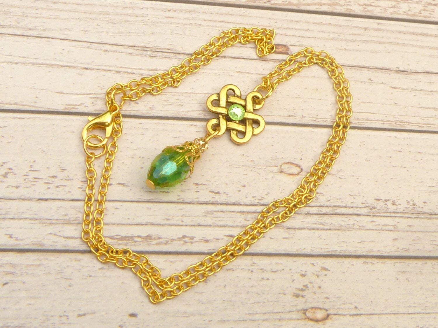 Halskette im Irland Stil mit keltischen Knoten goldfarben