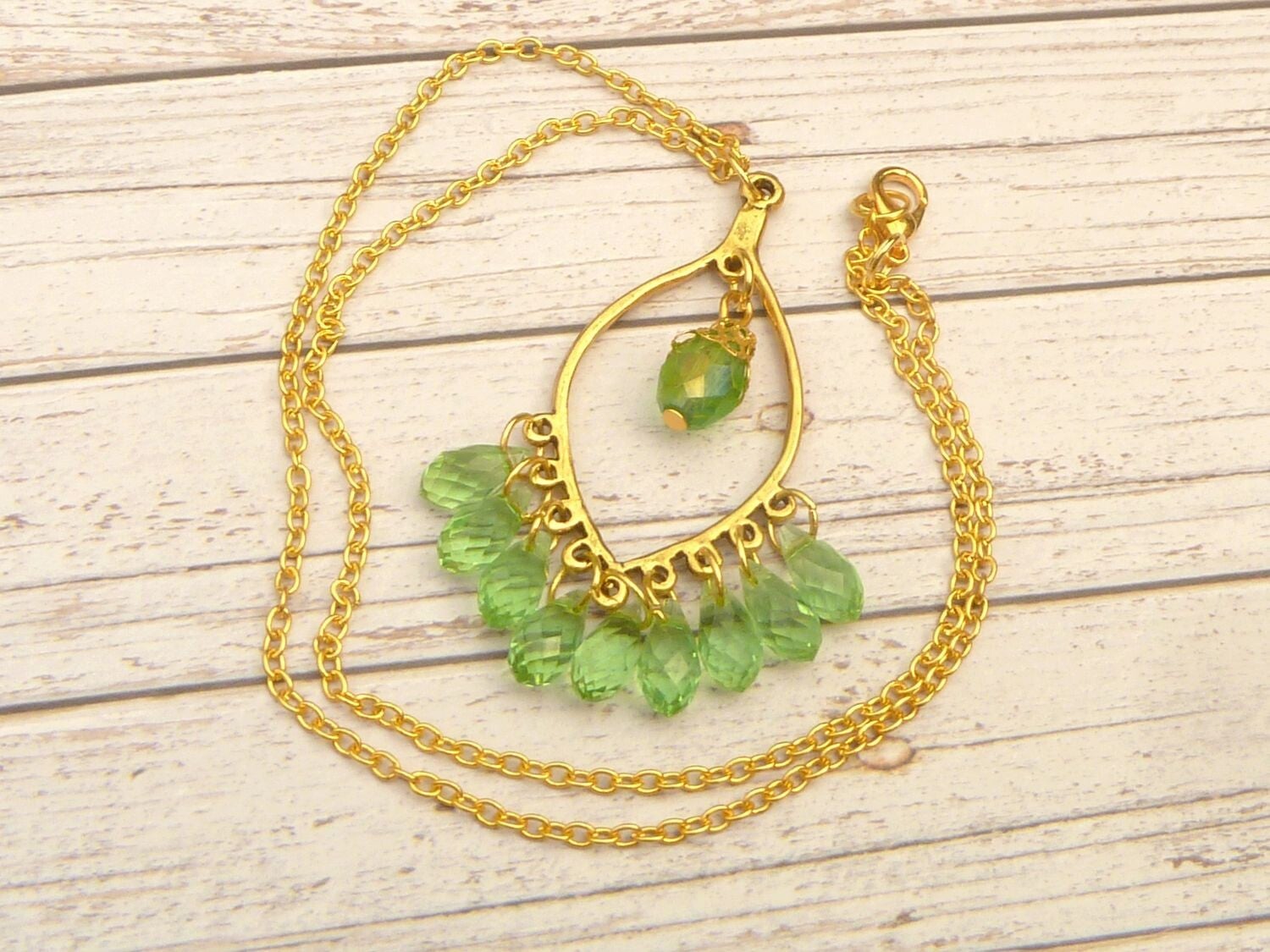 Edle Halskette im Boho Stil goldfarben mit grünen Glasschliff Tropfenperlen Party Schmuck