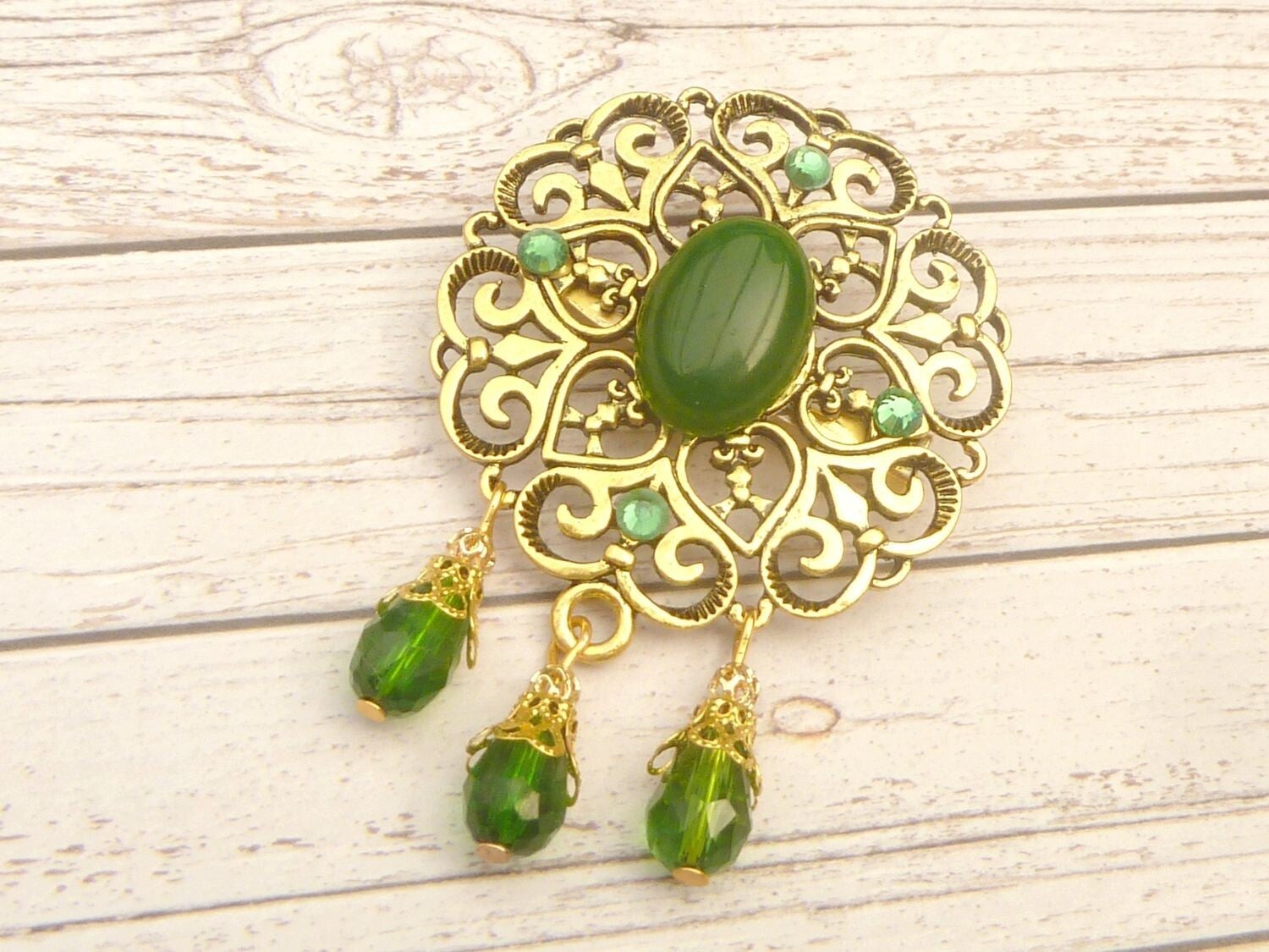 Große Edelstein Brosche mit Jade Cabochon goldfarben schöne Ornamente Cape Schmuck