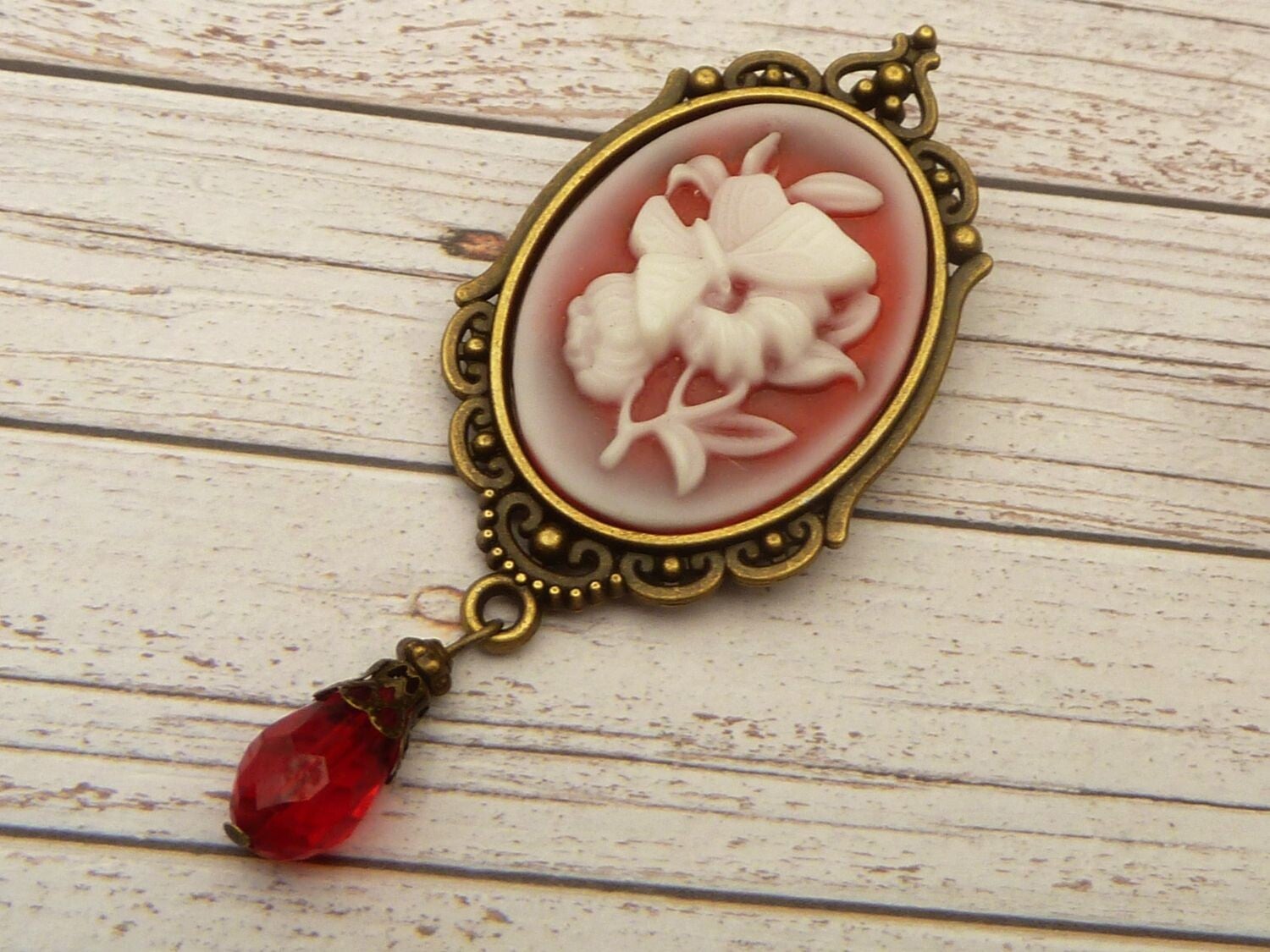 Große Brosche mit 3D Schmetterling Kamee rot bronzefarben Cape Brosche Schal Taschenschmuck