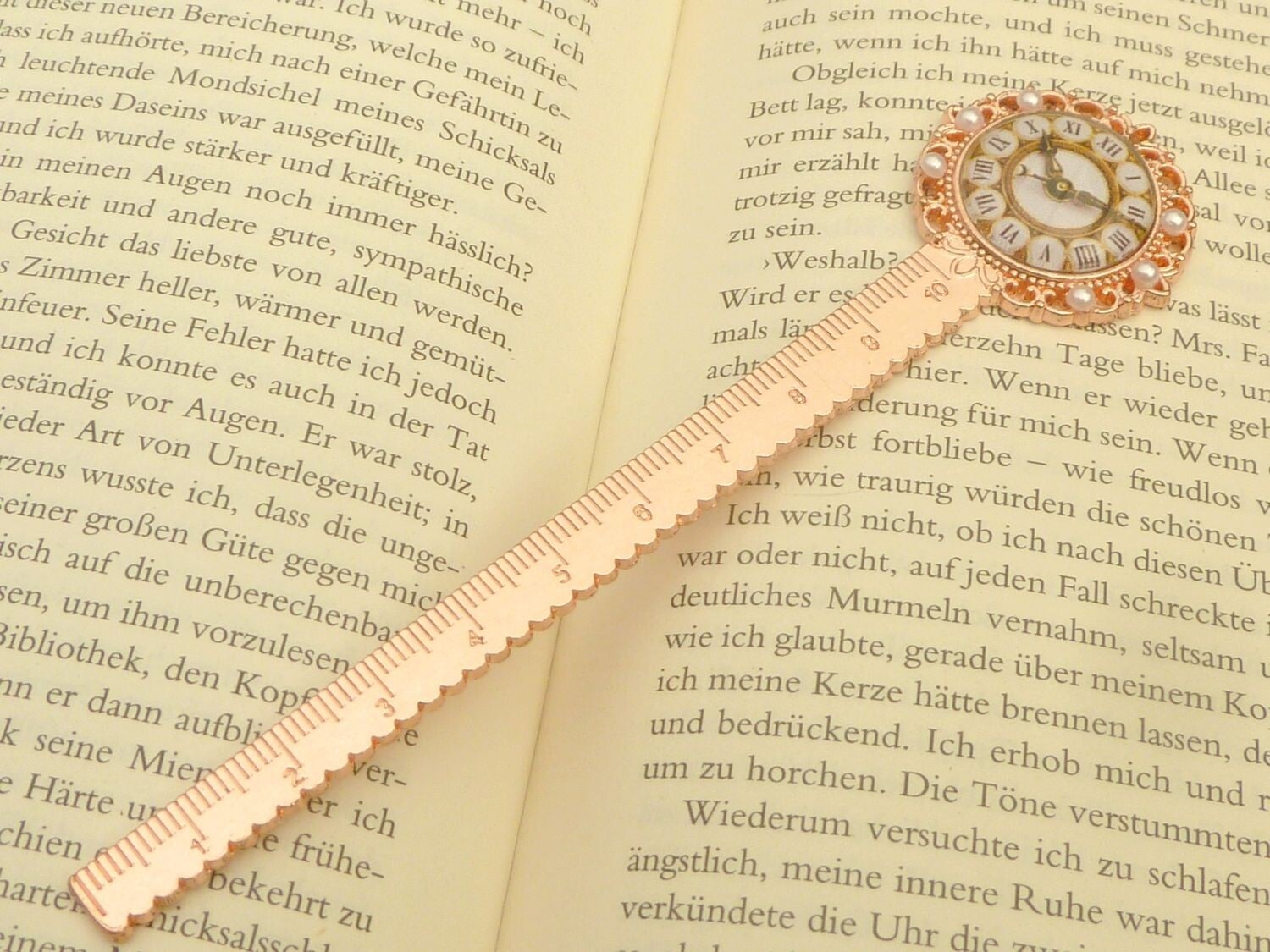 Lesezeichen rotgoldfarben mit integriertem Lineal und originellem Uhr Motiv