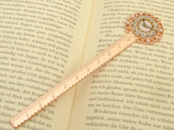 Lesezeichen rotgoldfarben mit integriertem Lineal und originellem Uhr Motiv