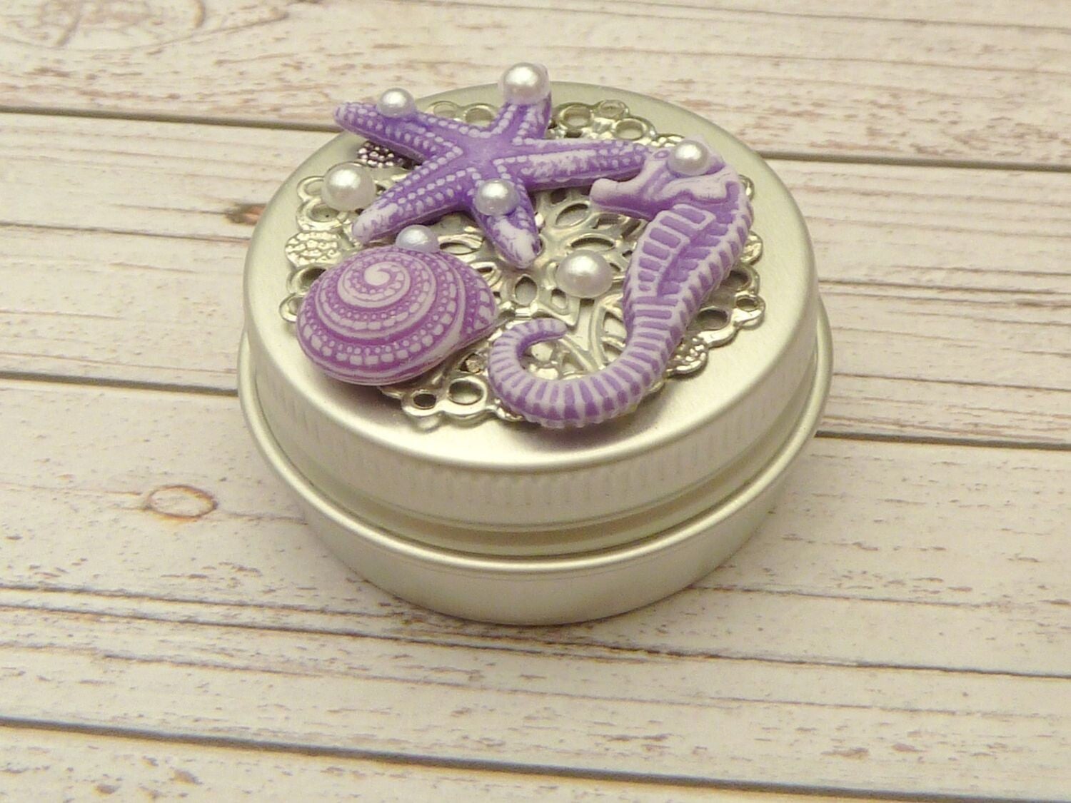 Kleine Dose aus Metall mit Ornament Muscheln und Seepferdchen lila silberfarben