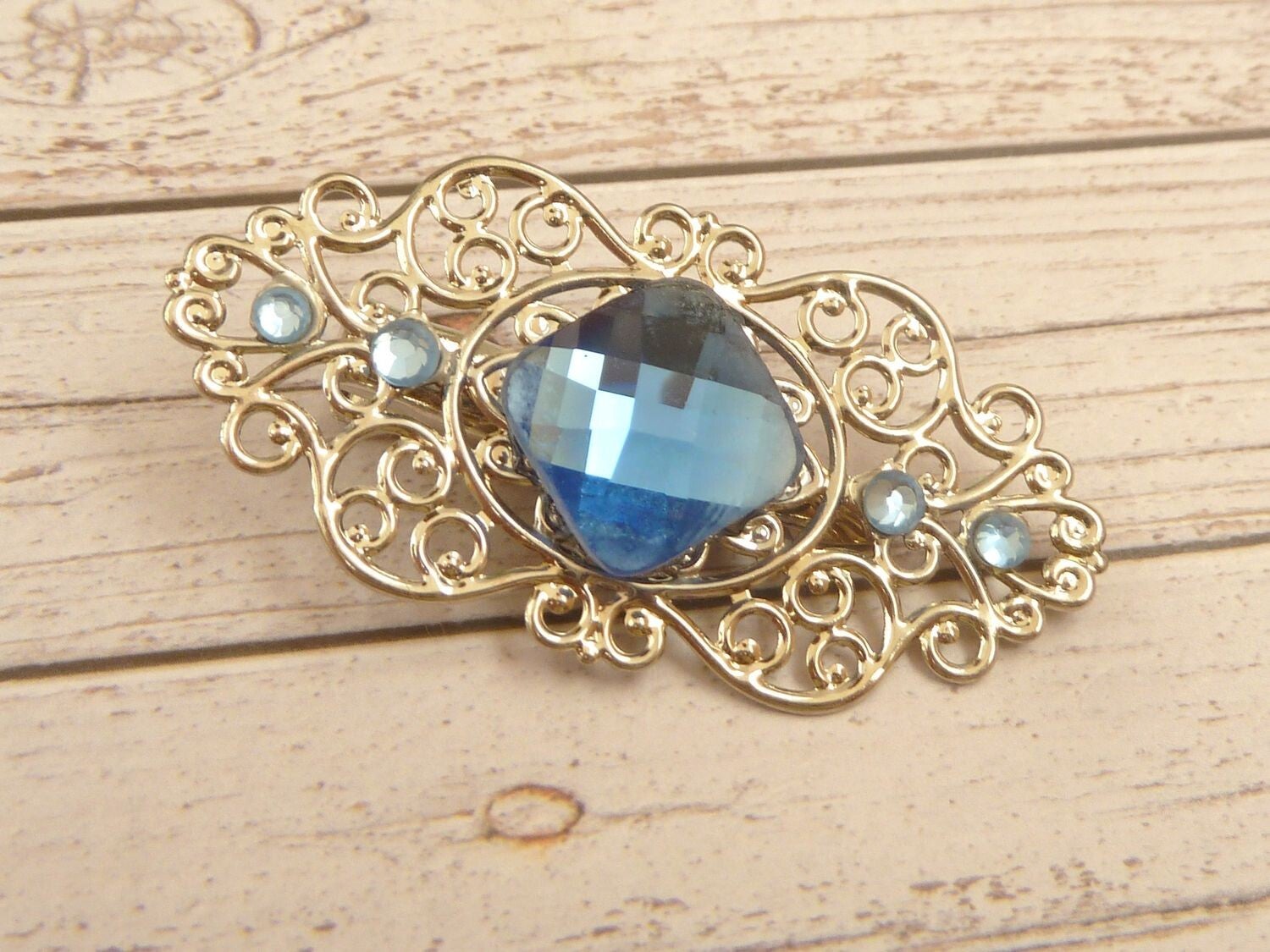 Eleganter Haarclip silberfarben mit facettiertem Glasjuwel in blau
