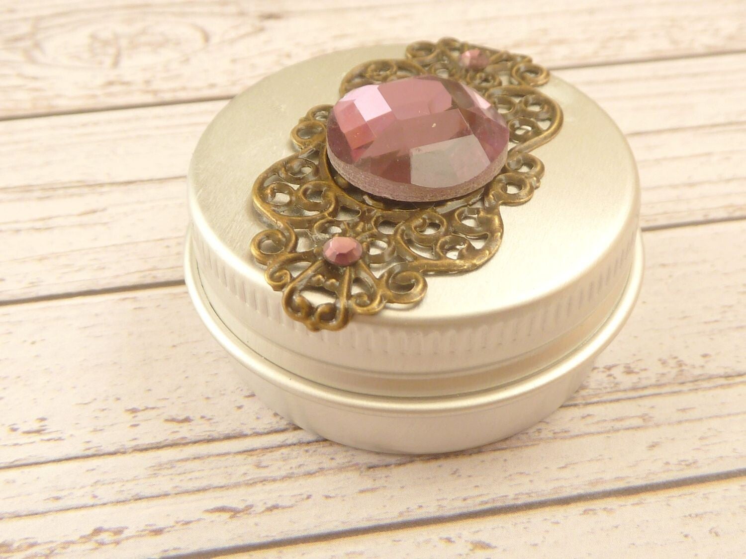 Kleine Dose aus Metall mit Ornament und Schmuckstein lila bronzefarben, Pillendose, Zahndose