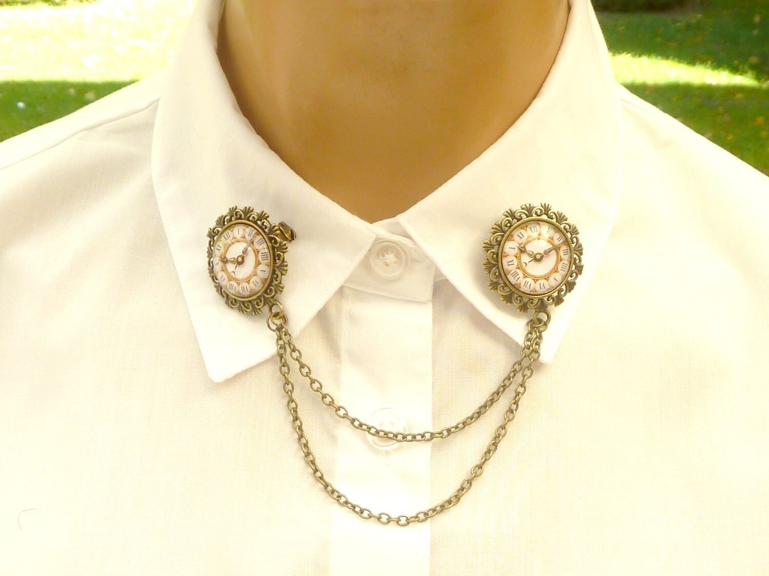 Edler Kragenschmuck Dekolletéschmuck mit Uhr Motiven zwei Broschen bronzefarben
