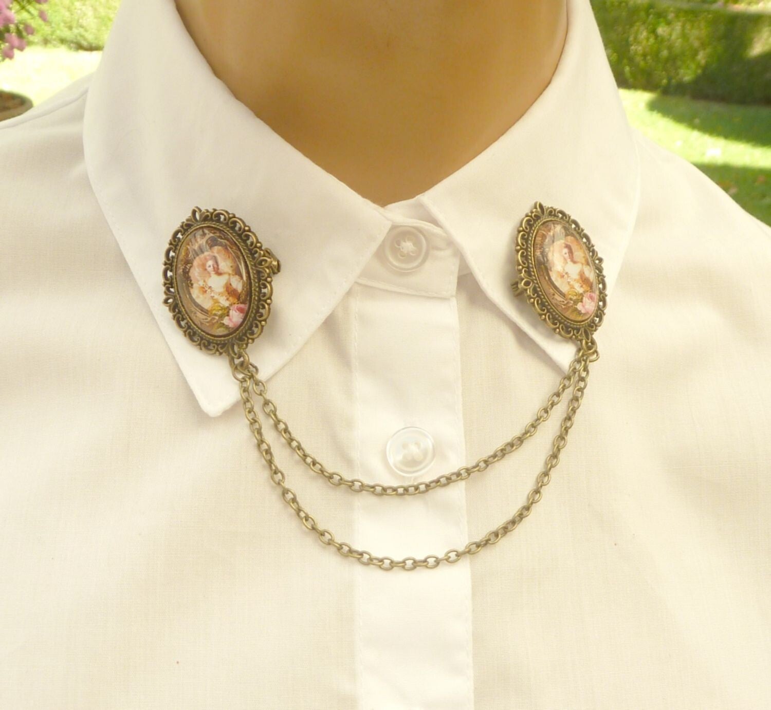 Edler Kragenschmuck Dekolletéschmuck mit Barockdame Motiv zwei Broschen bronzefarben