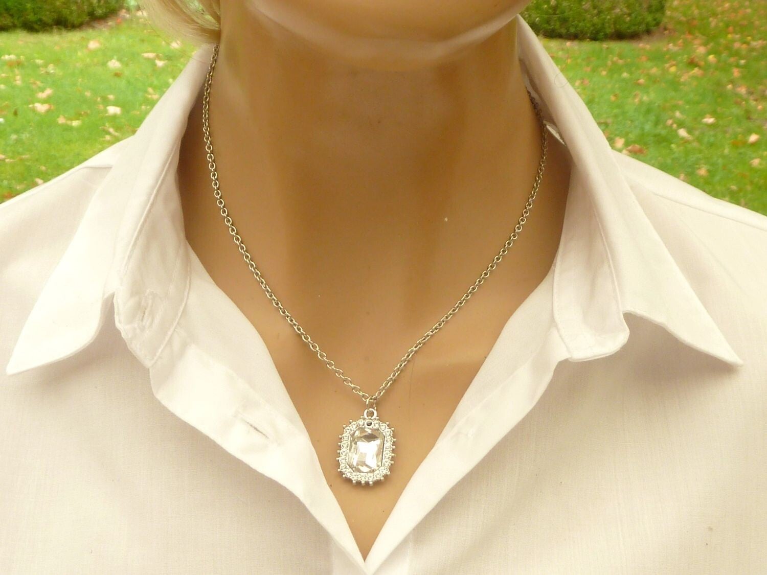 Festliche Halskette mit facettiertem Glasjuwel und klaren Strass Chatons viereckiges Design