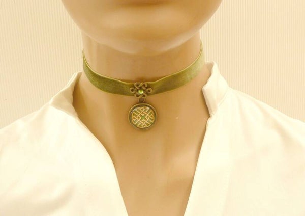 Edles Halsband aus Samt Irland Stil mit keltischen Knoten olivgrün Unikat