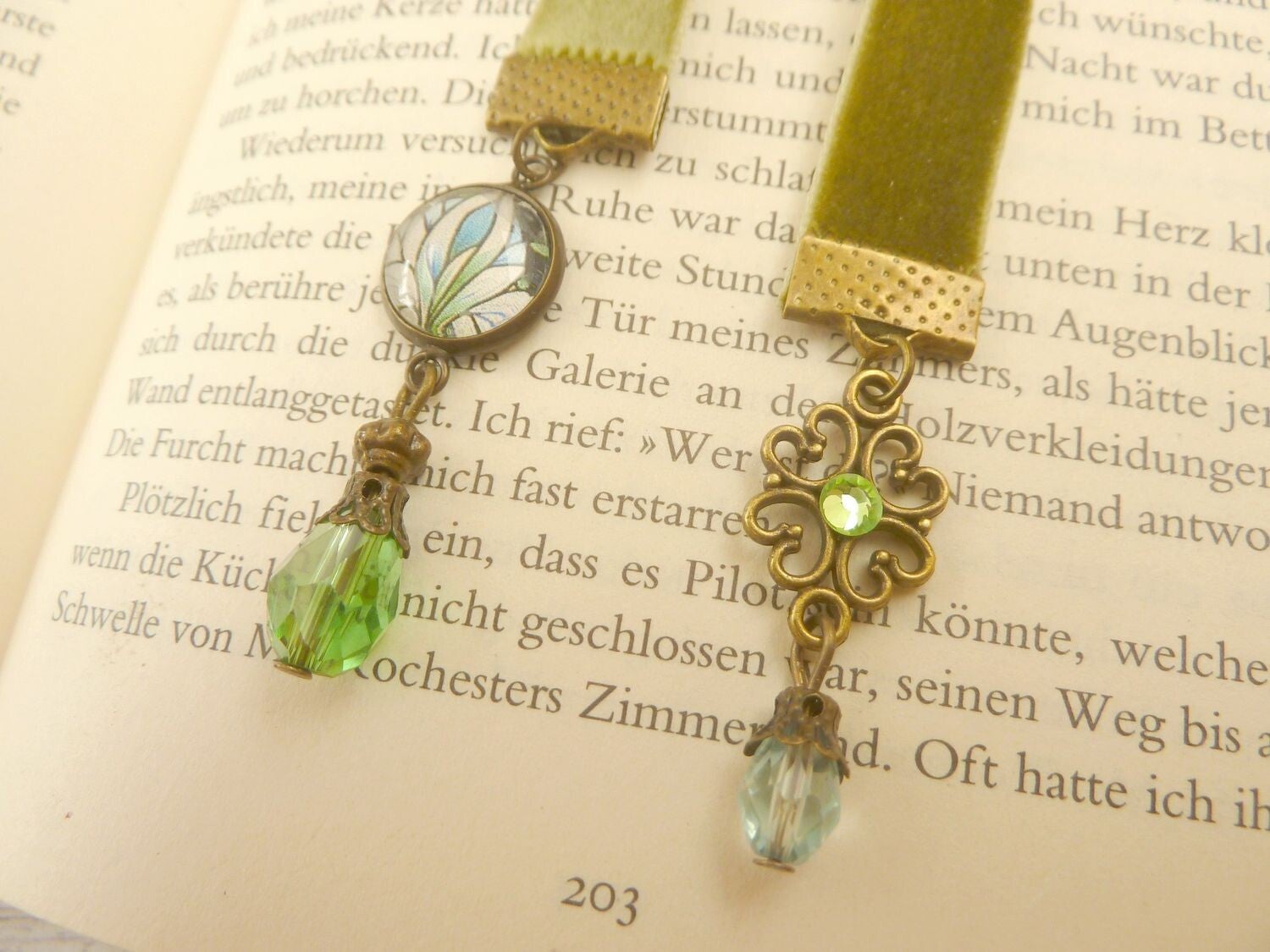 Edles Lesezeichen aus Samt mit Art Nouveau Blüte Motiv und Filigran  Charm olivgrün