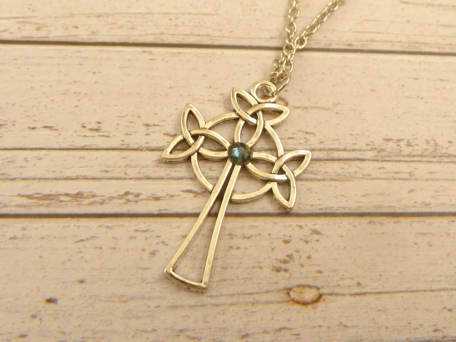 Halskette mit großem keltischen Kreuz silberfarben