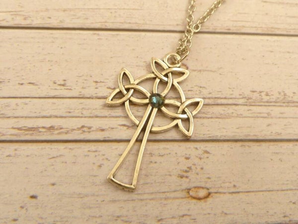 Halskette mit großem keltischen Kreuz silberfarben