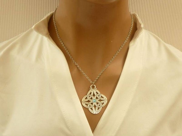 Halskette mit großem Schmuckanhänger mit keltischen Knoten silberfarben mit Schmuckstein